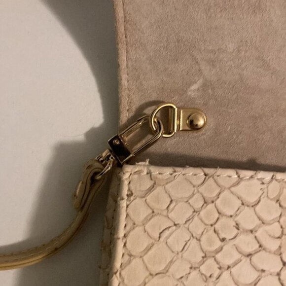 👜✨ Vintage Rolando Bellagio Beige Python-Embossed Leather Clutch w/ Gold Buckle - Picture 14 of 14